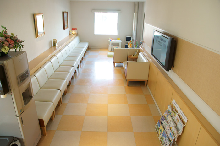 待合室　明るい光が差し込みます。